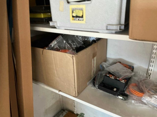 Magazijnrek met inhoud - afbeelding 12 van  12