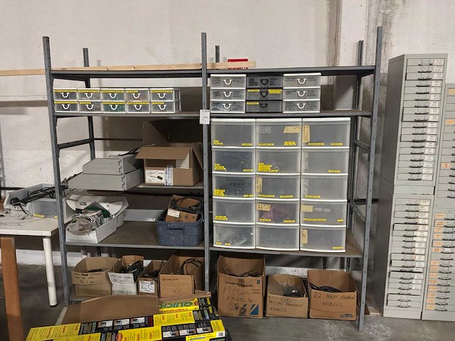 Magazijnrek met inhoud - afbeelding 1 van  5