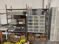 Magazijnrek met inhoud - afbeelding 1 van  5