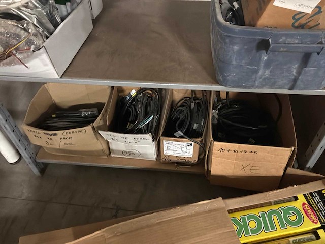 Magazijnrek met inhoud - afbeelding 2 van  5