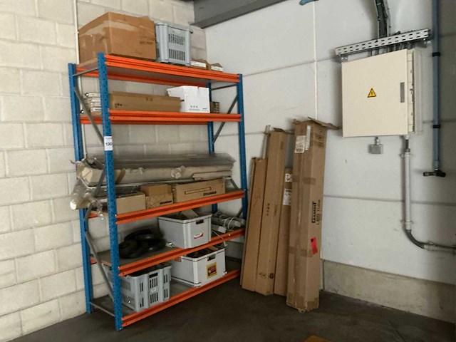 Magazijnrek met inhoud - afbeelding 1 van  7
