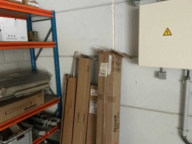 Magazijnrek met inhoud - afbeelding 7 van  7