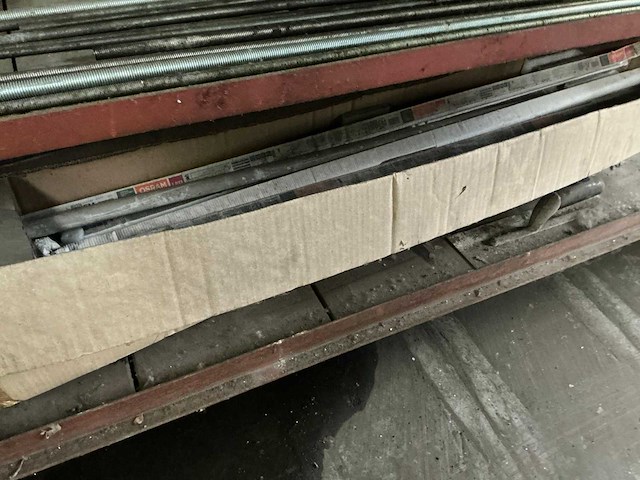 Magazijnrek met inhoud - afbeelding 4 van  10