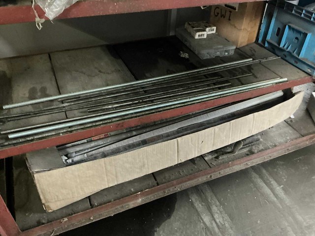 Magazijnrek met inhoud - afbeelding 5 van  10