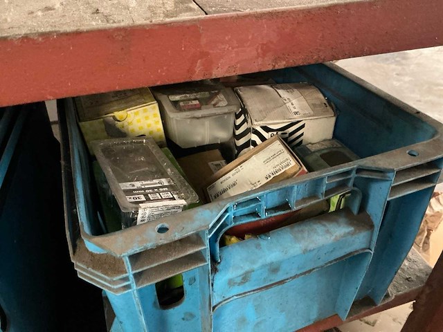 Magazijnrek met inhoud - afbeelding 6 van  10