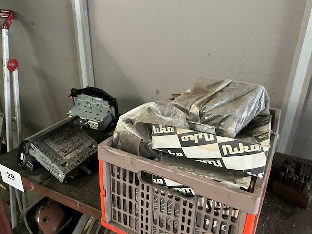 Magazijnrek met inhoud - afbeelding 10 van  10