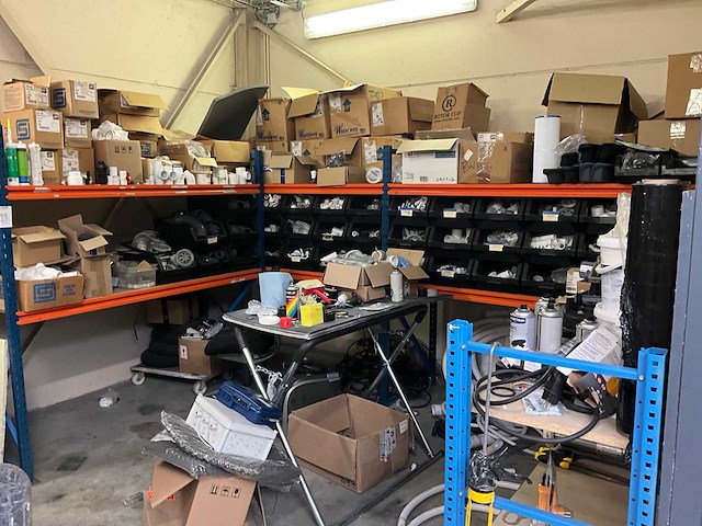 Magazijnrek rechts met inhoud grote partij wisselstukken - afbeelding 1 van  9