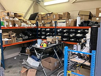 Magazijnrek rechts met inhoud grote partij wisselstukken