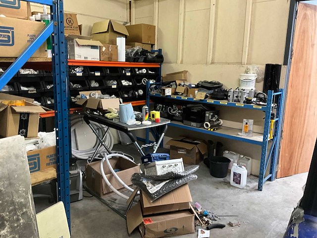 Magazijnrek rechts met inhoud grote partij wisselstukken - afbeelding 2 van  9