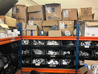 Magazijnrek rechts met inhoud grote partij wisselstukken - afbeelding 3 van  9