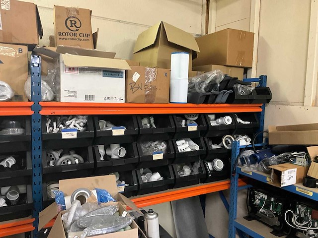 Magazijnrek rechts met inhoud grote partij wisselstukken - afbeelding 4 van  9