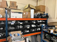 Magazijnrek rechts met inhoud grote partij wisselstukken - afbeelding 4 van  9