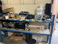 Magazijnrek rechts met inhoud grote partij wisselstukken - afbeelding 5 van  9