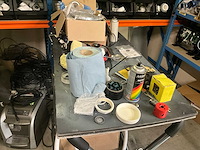 Magazijnrek rechts met inhoud grote partij wisselstukken - afbeelding 6 van  9