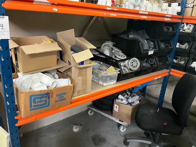 Magazijnrek rechts met inhoud grote partij wisselstukken - afbeelding 7 van  9