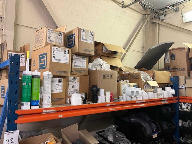 Magazijnrek rechts met inhoud grote partij wisselstukken - afbeelding 8 van  9