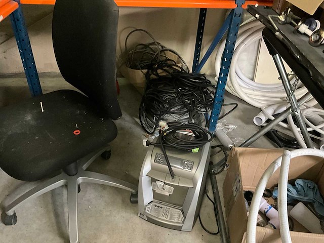 Magazijnrek rechts met inhoud grote partij wisselstukken - afbeelding 9 van  9