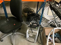 Magazijnrek rechts met inhoud grote partij wisselstukken - afbeelding 9 van  9