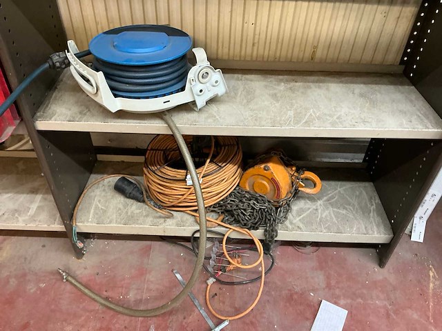 Magazijnrekje met inhoud - afbeelding 5 van  15