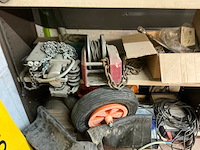 Magazijnrekje met inhoud - afbeelding 10 van  15