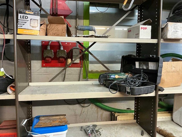 Magazijnrekje met inhoud - afbeelding 12 van  15