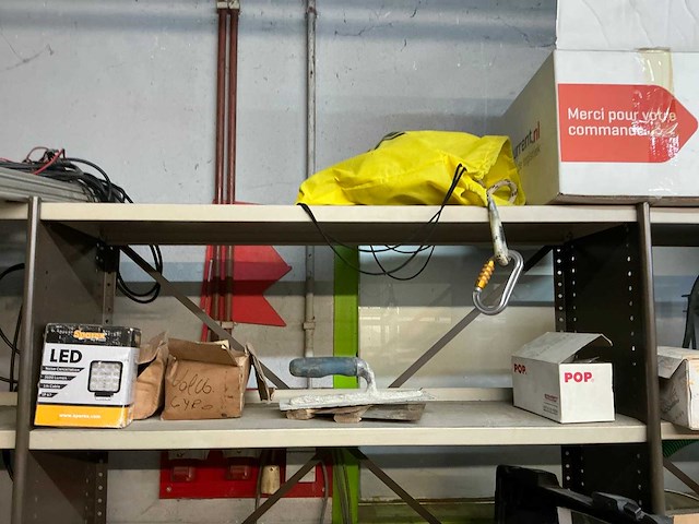 Magazijnrekje met inhoud - afbeelding 14 van  15