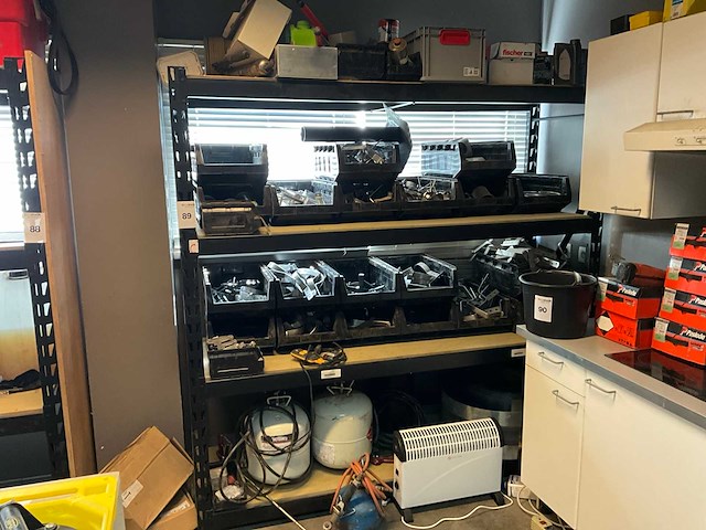 Magazijnstelling met inhoud bevestigingsmaterialen - afbeelding 1 van  5