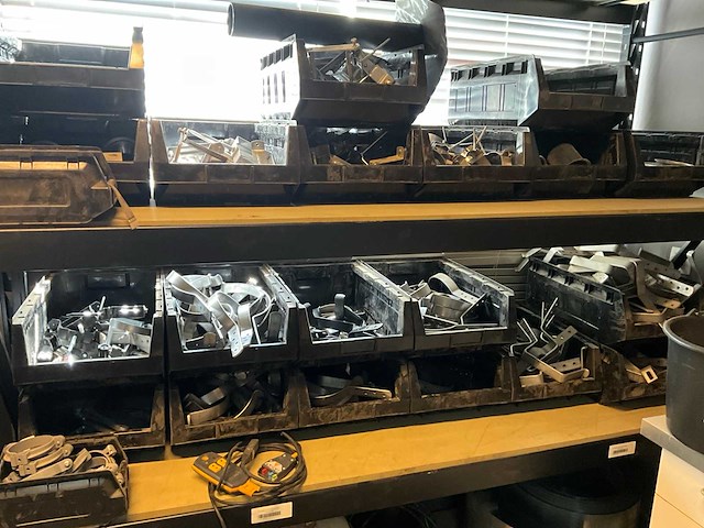 Magazijnstelling met inhoud bevestigingsmaterialen - afbeelding 3 van  5