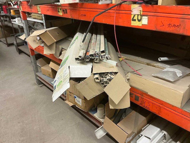 Magazijnstelling met inhoud - afbeelding 2 van  11