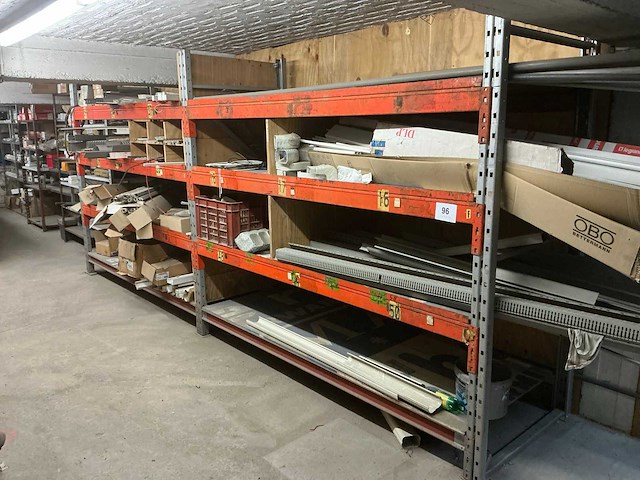 Magazijnstelling met inhoud - afbeelding 1 van  11