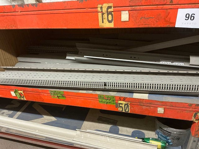 Magazijnstelling met inhoud - afbeelding 8 van  11