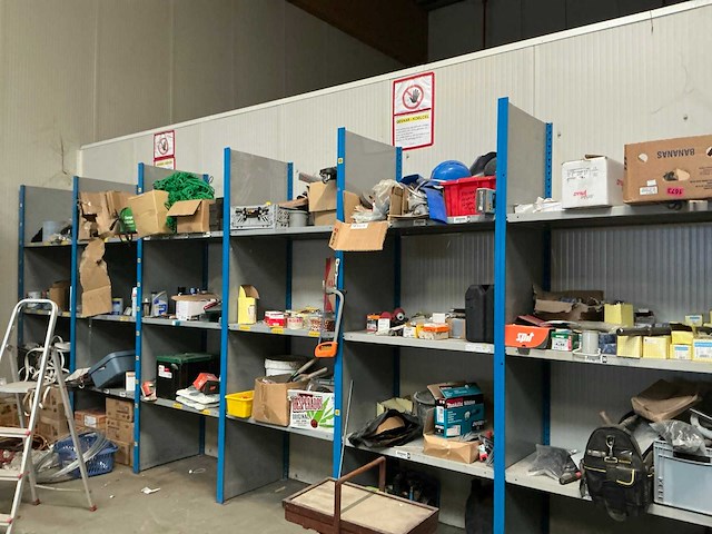 Magazijnstelling met inhoud - afbeelding 1 van  12