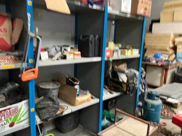 Magazijnstelling met inhoud - afbeelding 3 van  12