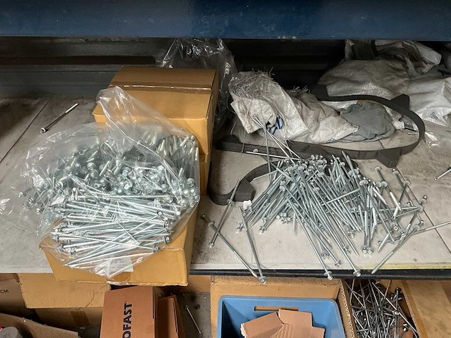 Magazijnstelling met inhoud - afbeelding 3 van  7