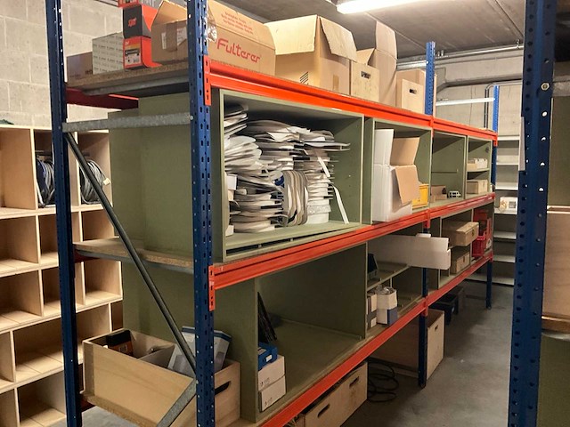 Magazijnstelling met inhoud - afbeelding 2 van  12