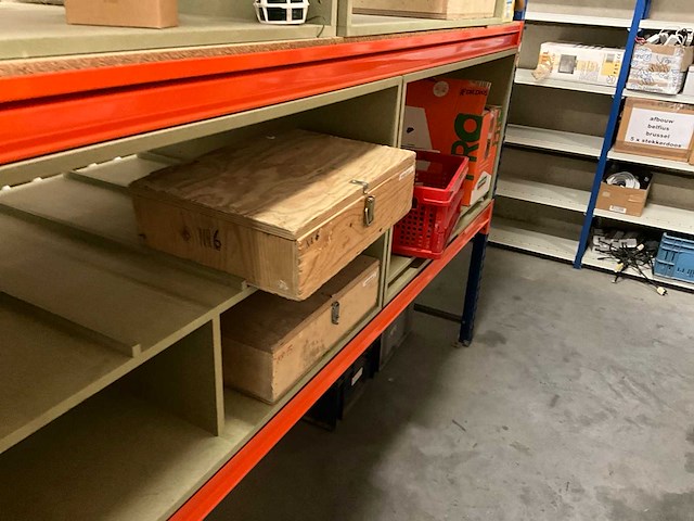 Magazijnstelling met inhoud - afbeelding 3 van  12