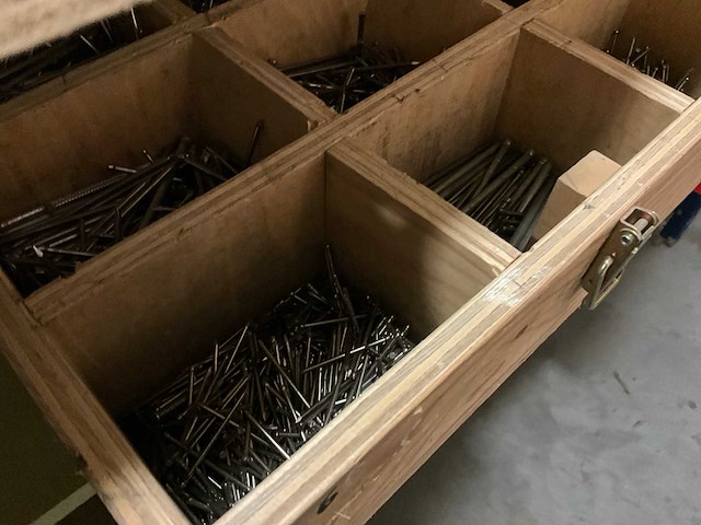 Magazijnstelling met inhoud - afbeelding 4 van  12