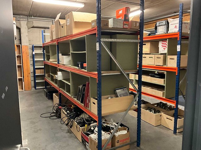 Magazijnstelling met inhoud - afbeelding 1 van  12