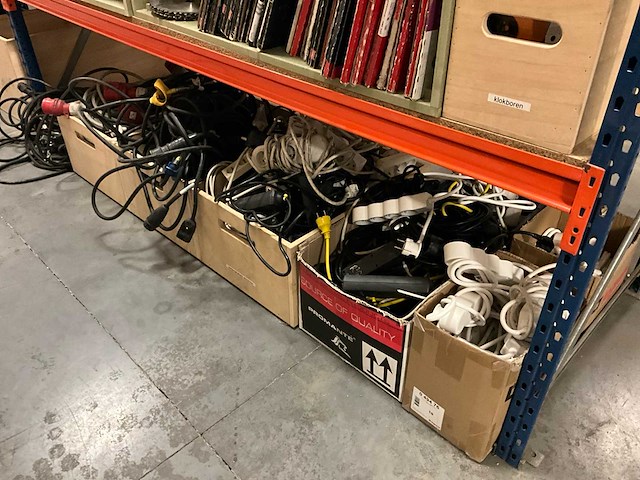 Magazijnstelling met inhoud - afbeelding 8 van  12