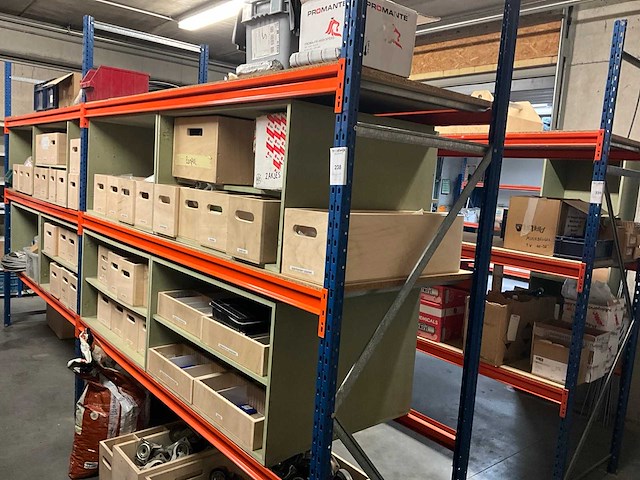 Magazijnstelling met inhoud - afbeelding 1 van  11