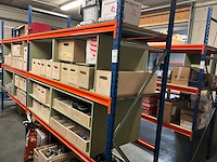 Magazijnstelling met inhoud - afbeelding 1 van  11