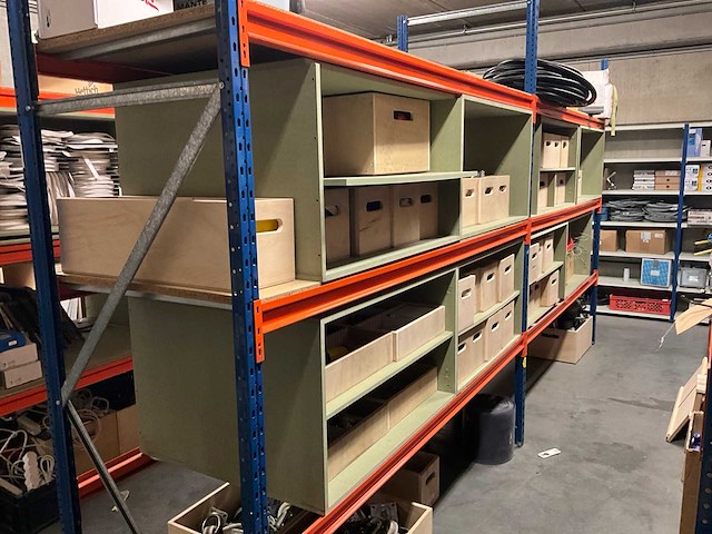 Magazijnstelling met inhoud - afbeelding 4 van  11