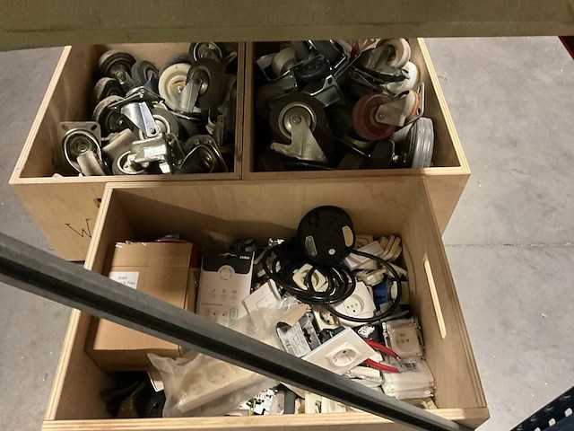 Magazijnstelling met inhoud - afbeelding 5 van  11