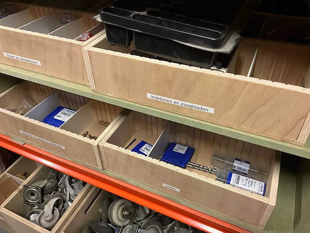Magazijnstelling met inhoud - afbeelding 6 van  11