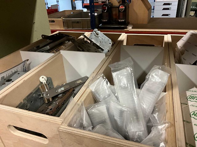 Magazijnstelling met inhoud - afbeelding 7 van  11