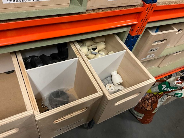 Magazijnstelling met inhoud - afbeelding 10 van  11