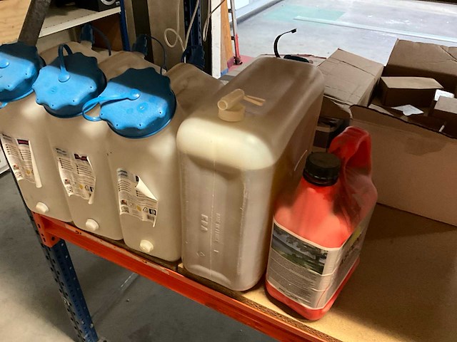 Magazijnstelling met inhoud - afbeelding 2 van  11