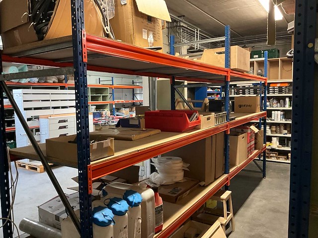 Magazijnstelling met inhoud - afbeelding 1 van  11