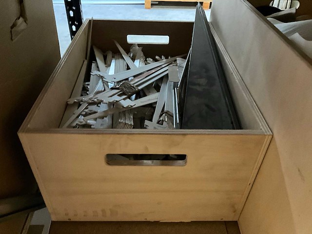 Magazijnstelling met inhoud - afbeelding 9 van  11