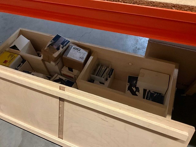 Magazijnstelling met inhoud - afbeelding 11 van  11